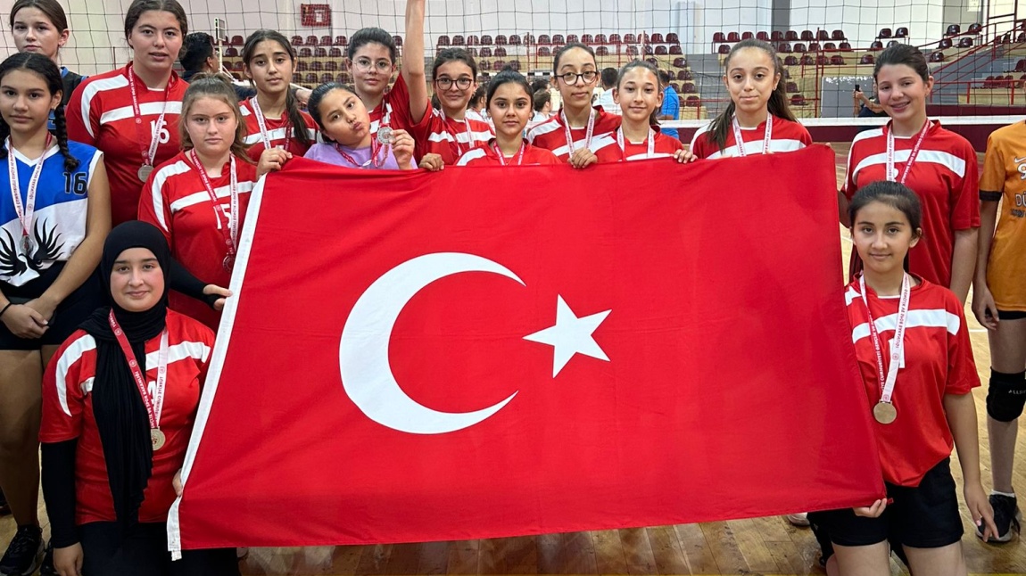 YILDIZ KIZLAR VOLEYBOL TAKIMIMIZ İLÇE DÖRDÜNCÜSÜ OLMUŞTUR